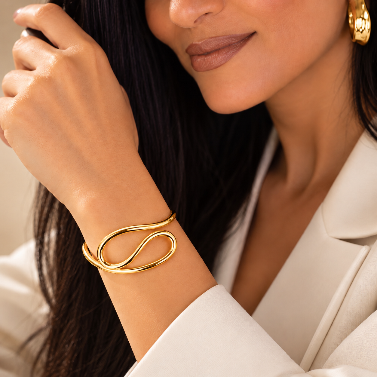 Bracelete Feminino Orgânico Dourado com Design de Infinito - Imagem 2