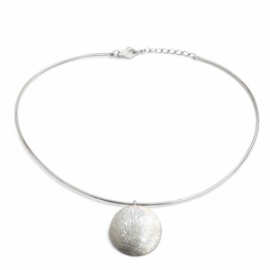 Colar Choker Rígida Prateada com Pingente Circular Texturizado Feminino – LILLARA SEMIJOIAS