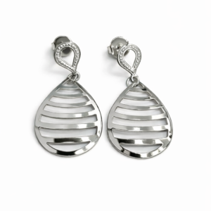 Brinco gota vazado em banho prateado. Elegante, moderno e atemporal. Ideal para mulheres que valorizam estilo e sofisticação.