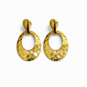 Brinco oval feminino texturizado em banho dourado sobre fundo branco