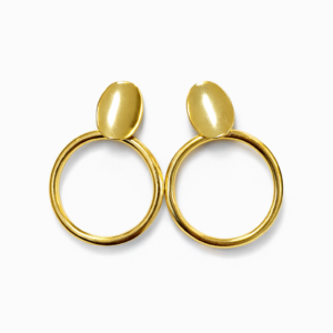 Brinco Argola com Base Oval Lisa em Banho Dourado – LILLARA SEMIJOIAS