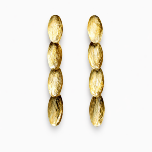 Brinco longo com elos ovais texturizados, acabamento elegante em banho dourado. Uma peça sofisticada que alonga a silhueta e valoriza produções clássicas ou modernas.