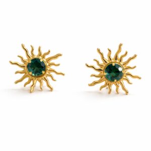 Brinco em formato de sol com pedra verde central em banho dourado LILLARA SEMIJOIAS