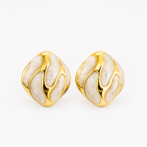 Brinco botão orgânico com acabamento dourado e detalhes madreperolados da LILLARA.