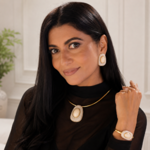Conjunto sofisticado composto por choker rígida e brincos com design contemporâneo, acabamento dourado e resina marmorizada em tom off white. Uma composição elegante para mulheres que valorizam peças marcantes, versáteis e atemporais.