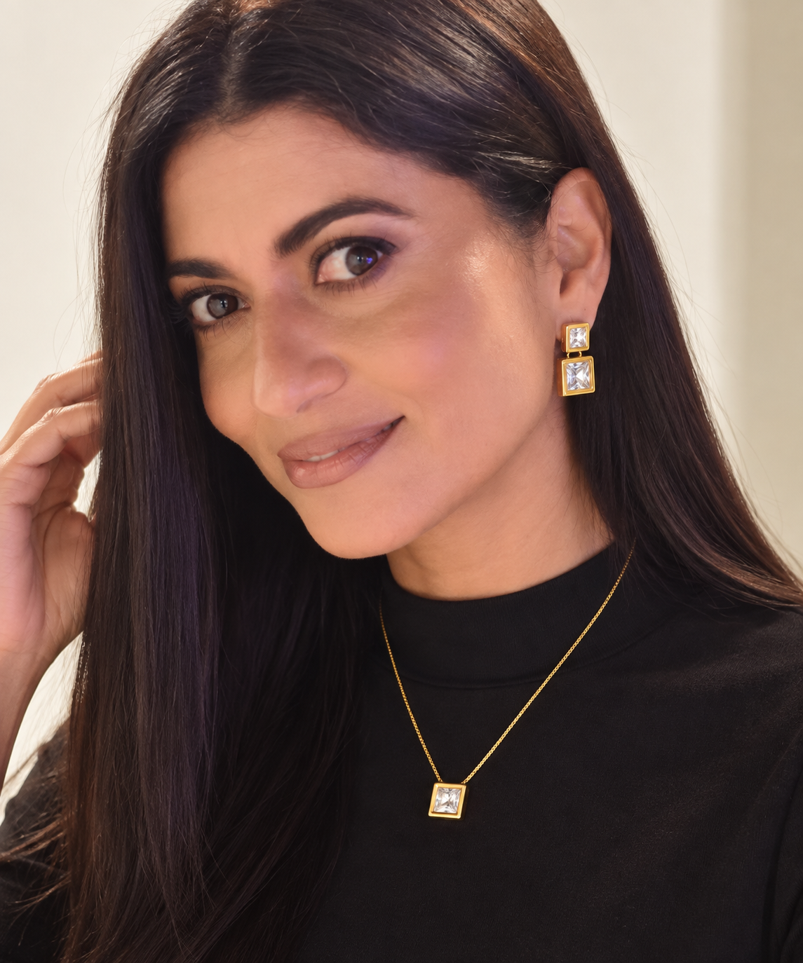 Conjunto Dourado com Zircônias Quadradas – Colar e Brincos - Imagem 2