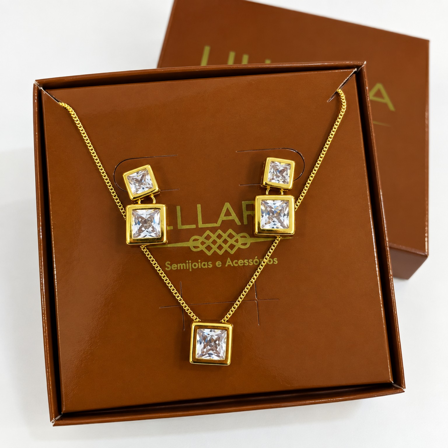 Conjunto Dourado com Zircônias Quadradas – Colar e Brincos