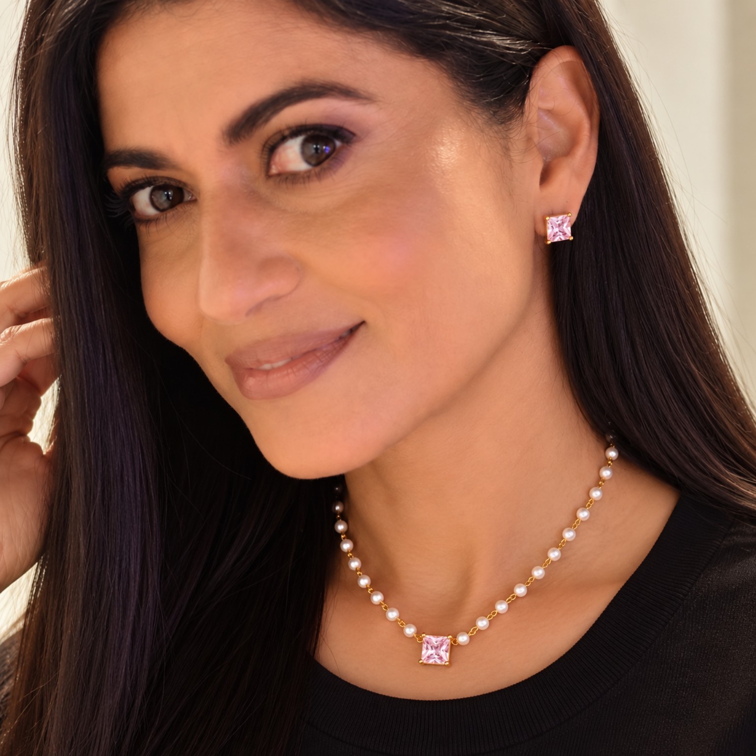 Modelo usando conjunto colar de pérolas e brincos com zircônia rosa LILLARA