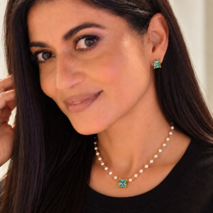 Conjunto colar de pérolas com zircônia quadrada verde esmeralda e brincos dourados LILLARA