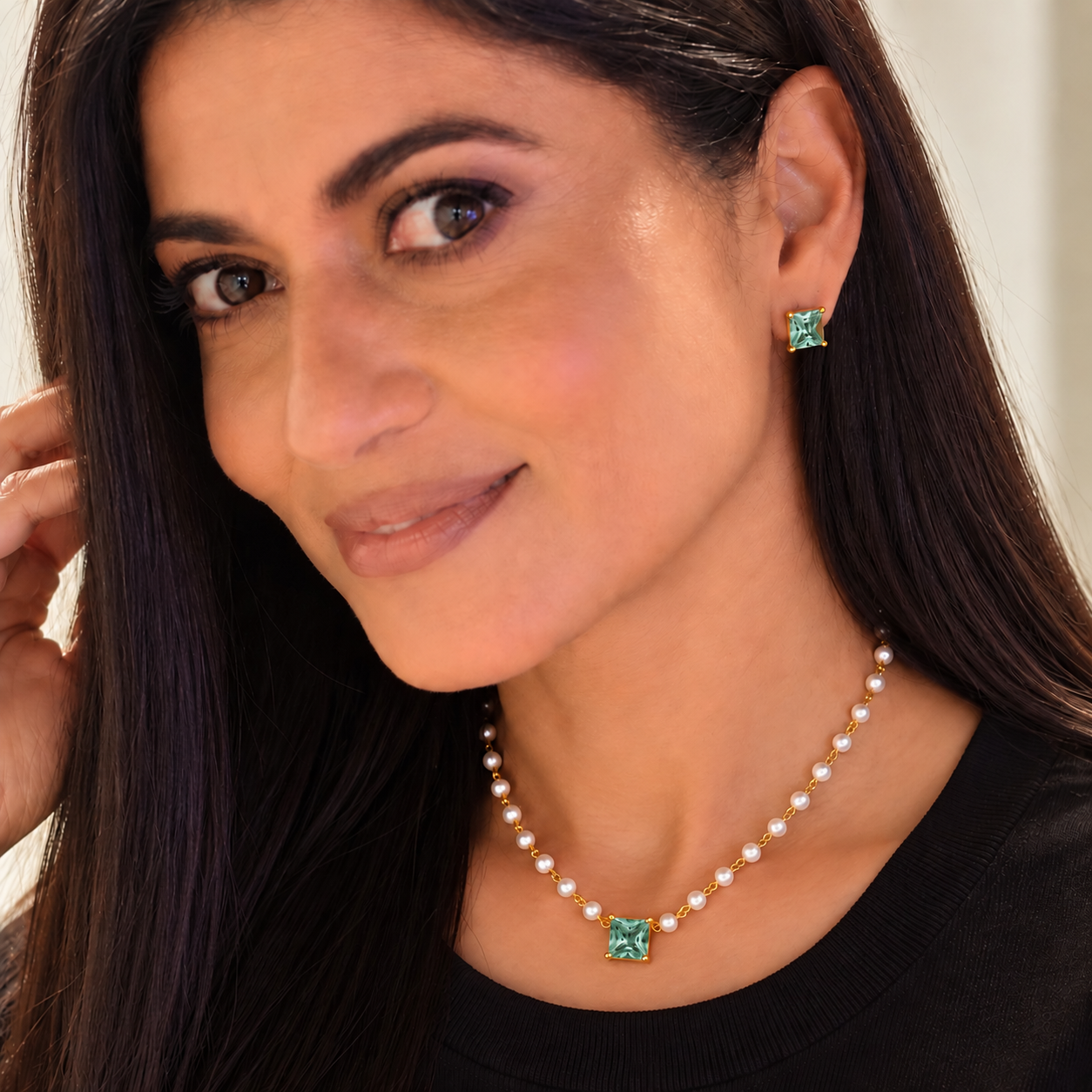 Conjunto colar de pérolas com zircônia quadrada verde esmeralda e brincos dourados LILLARA
